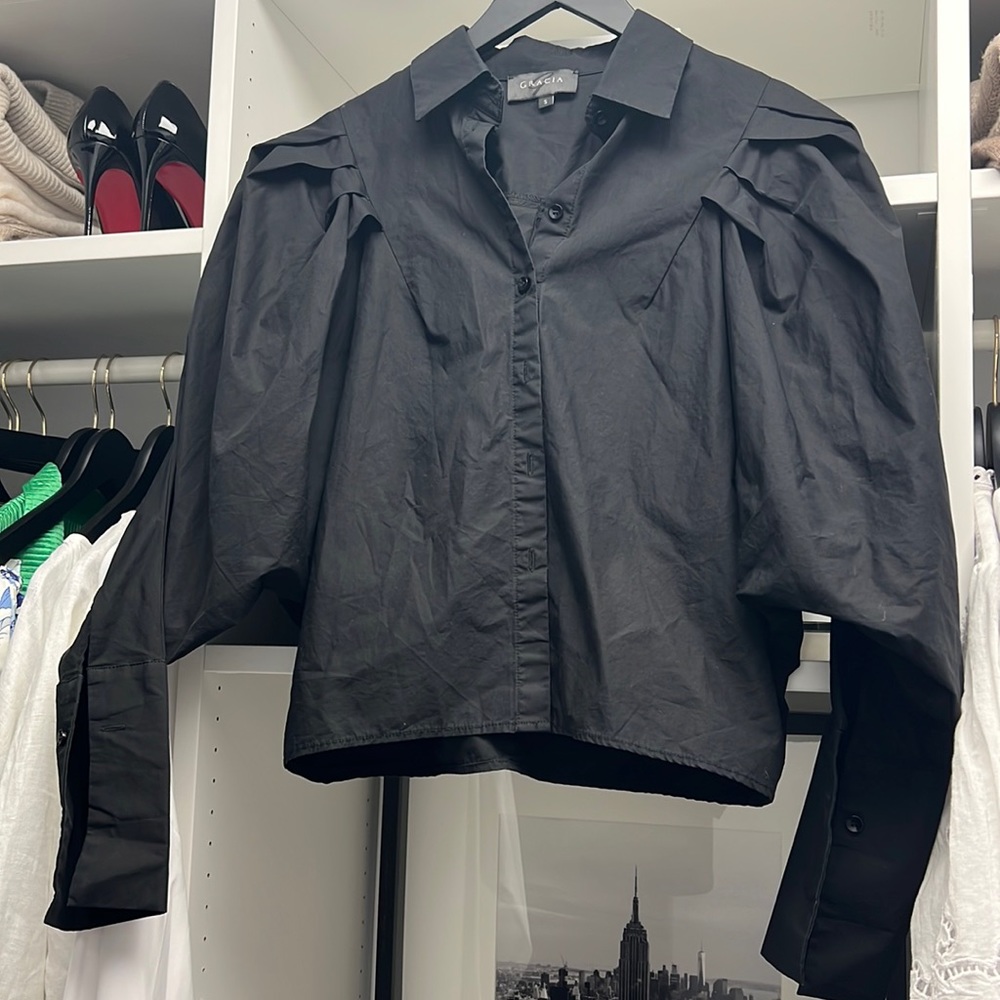 Gracia Black ruched sleeve button down